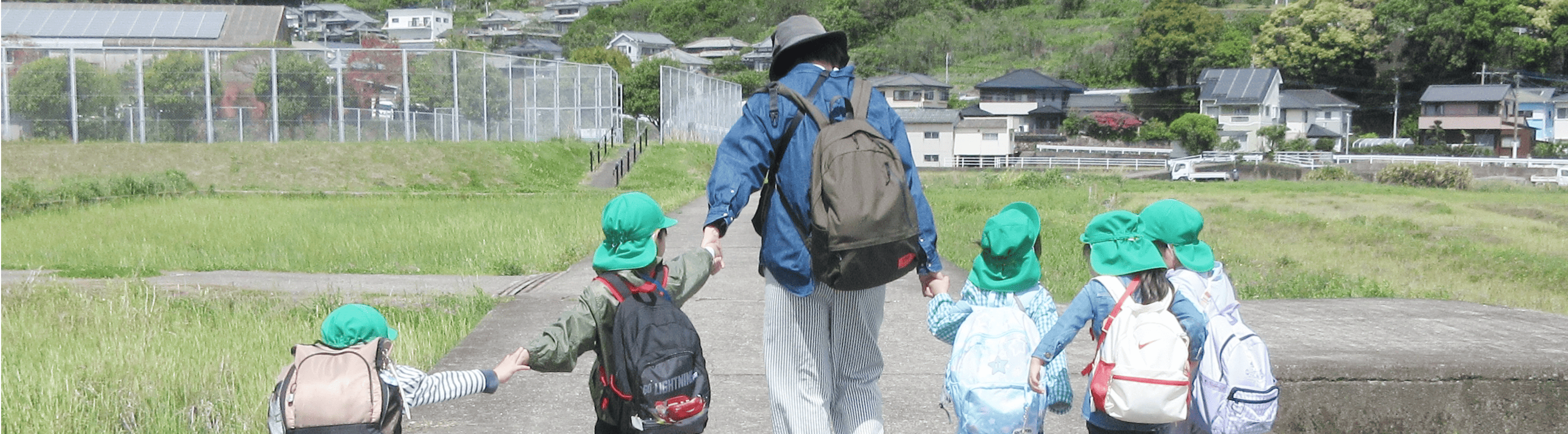 先生が園児と一緒に散歩している様子